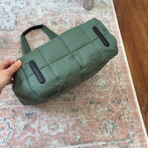 Lululemon Green (Eucalyptus) Quilted 12L Tote Bag - Picture 6 of 8